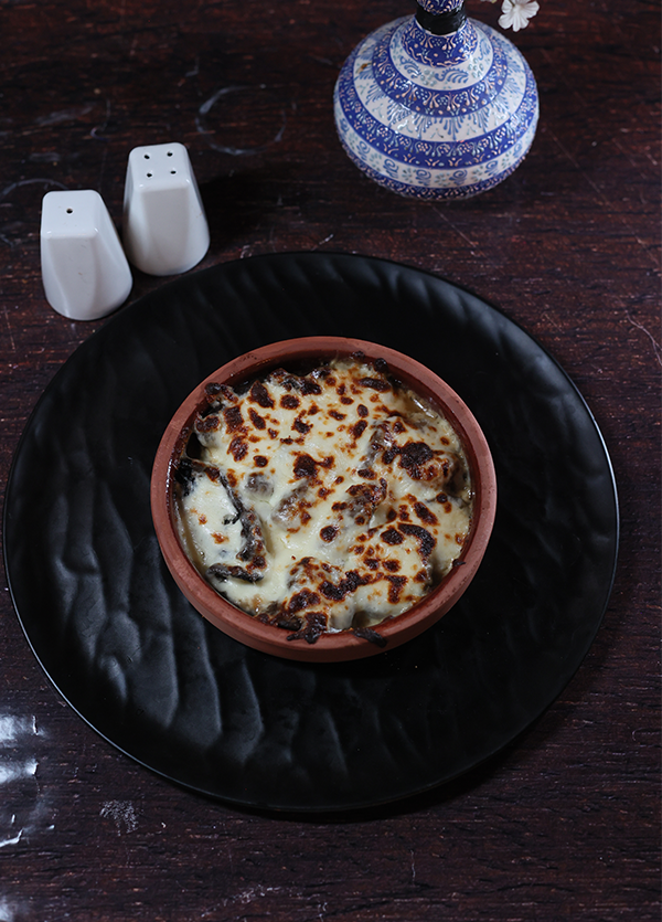 Elite Garden Restaurant güveçte kaşarlı yemek