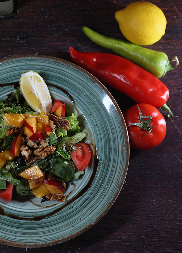 Elite Garden Restaurant Göreme şeftali ve ceviz salatası