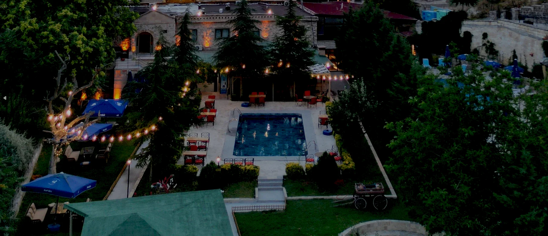 Kapadokya Göreme'de Elite Garden Restaurant'ın bahçe, havuz ve oturma alanlarını gösteren kuşbakışı görünüm